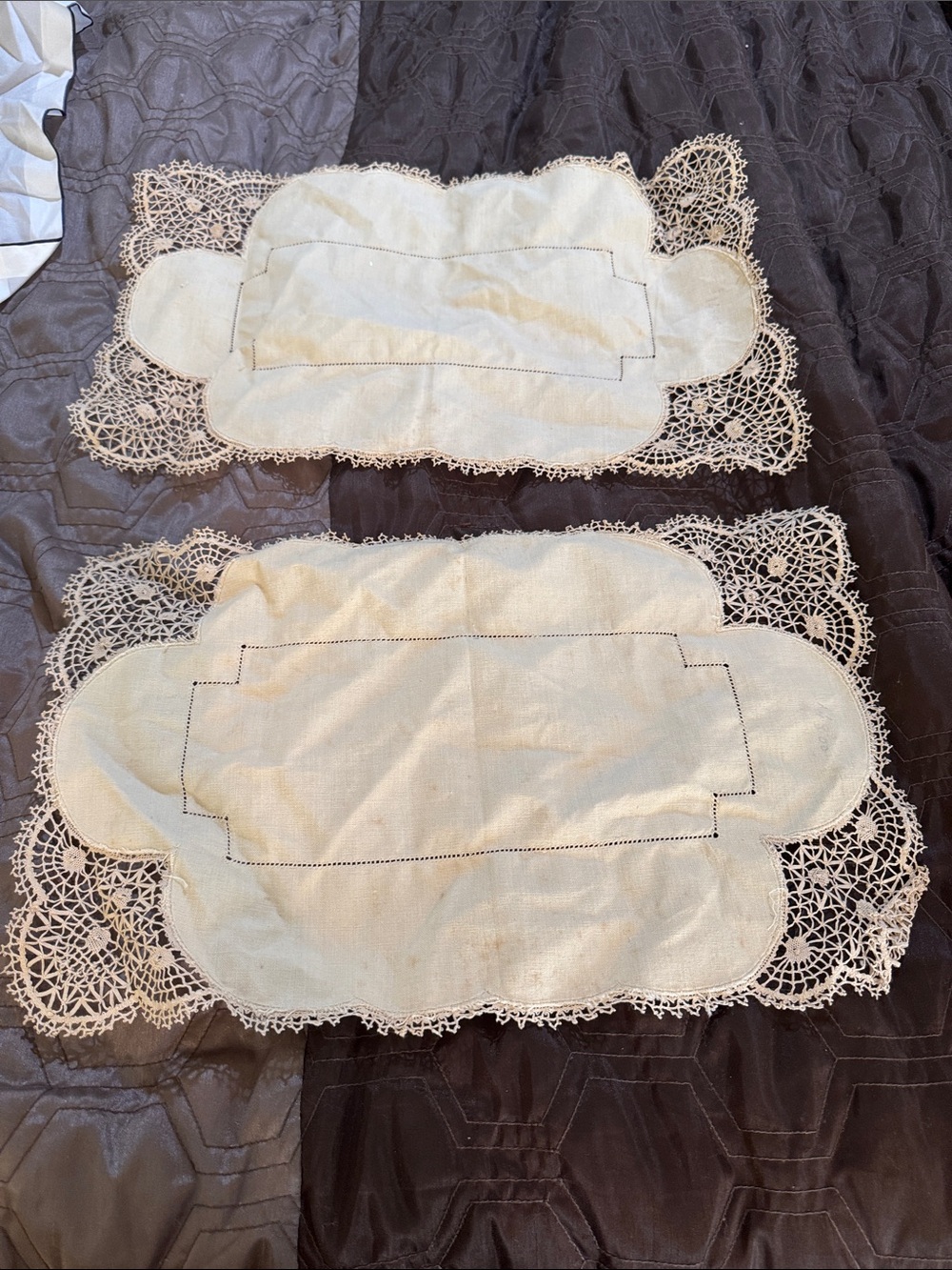 Vintage Lace-Edged light beige Linen Placemats - Set of 2